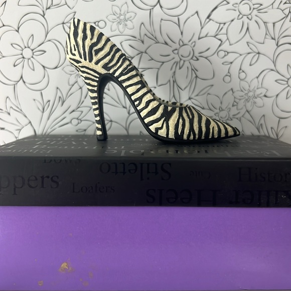 Just the Right Shoe “Serengeti” #25025 (1999) Zebra pattern Miniature - Picture 2 of 9